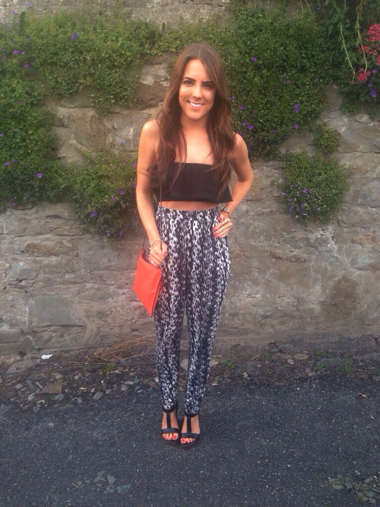 A girl wearing H&M patterned trousers, Zara tube top and Zara bag