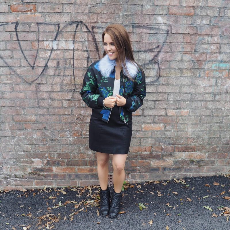 A picture of a fashion bloger wearing bomber jacket